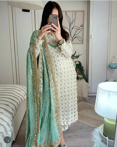 Pakistani suit | Pakistani designer clothes, Latest pakistani dresses, Pakistani  dress design